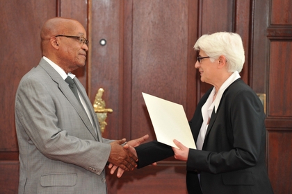 Посланик Катя Делева връчи акредитивните си писма на южноафриканския президент